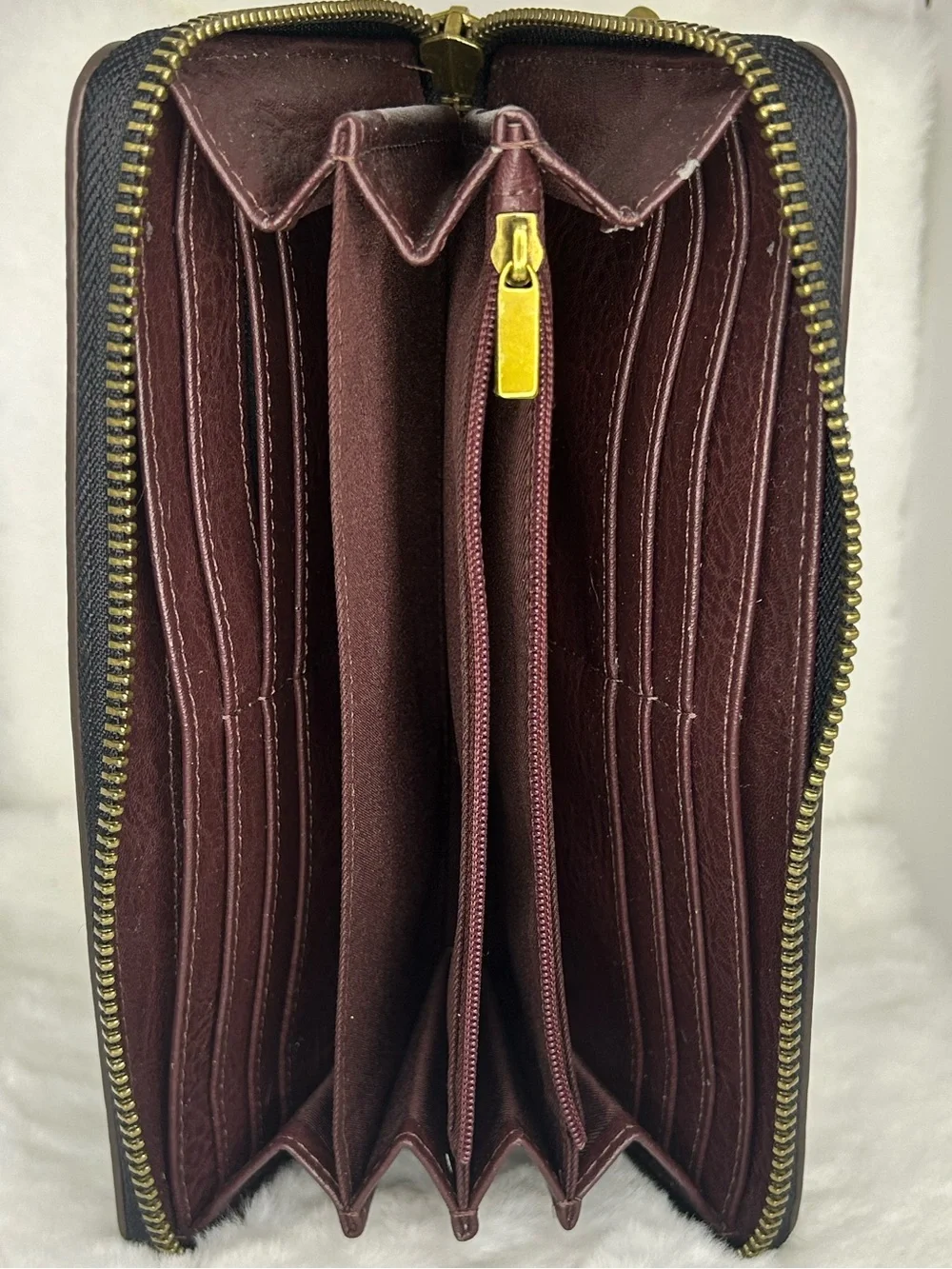 FOSSIL COW HIDE LEATHER ZIP AROUND CLUTCH WITH WRISTLET